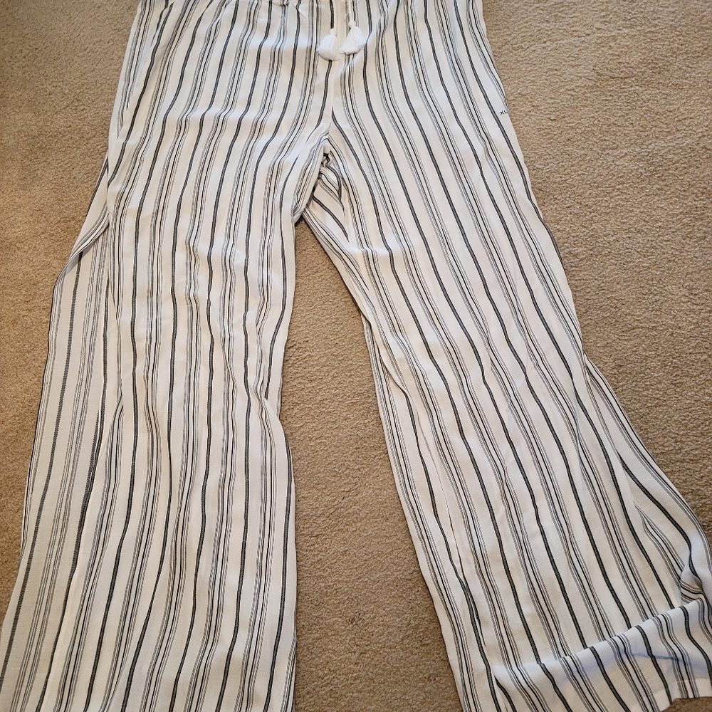 2 Piece Pants with One shoulder top White Black Rayon Size XL set.